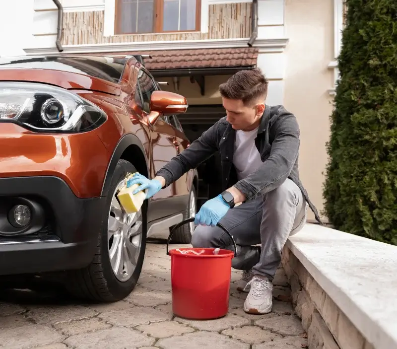 Lavage auto à domicile Pierrefeu : professionnel intervenant sur un véhicule